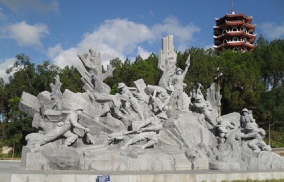Ha Tinh  nombreuses activités de célébration du 45è anniversaire de la victoire du carrefour de Dong Loc